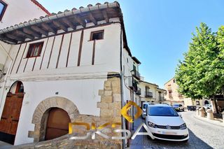 Maison  Colon. Casa esquinera con vistas al castillo para reformar en la plaza
