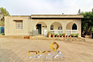 Chalet  Partida poligono 3. Chalet rústico con piscina, placas solares y 1.295 m2 de parcela