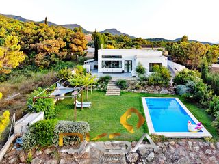 Chalet  Calle la marmudella. Chalet urbano de 343 m2 construidos y 1.912 m2 de parcela en la