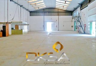 Industrial building  Calle de andalucía. Más de 2.000 m2 entre nave, altillo y patio para poner tu negoci