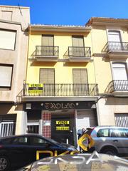 Casa en Centro. Espléndida casa, céntrica, con local comercial.
