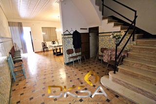 Casa in Madrigal. Amplia casa con 6m de fachada en venta, vilareal