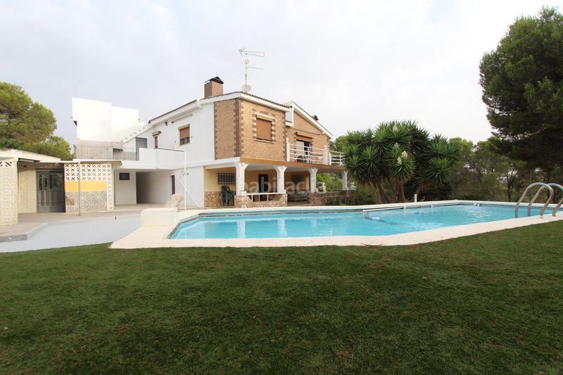 Foto b74d192b-e562-4604-91ba-13d9132609eb. Casa amb calefacció aparcament piscina a Cumbres de Calicanto Torrent