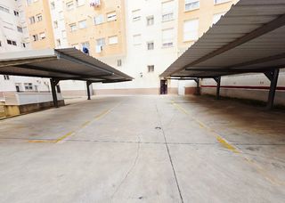 Parking coche en El Pilar. Garaje en venta en zona piscinas