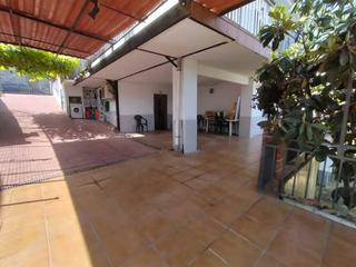 Xalet a Can Parellada. De 5 habitaciones para 2 familias con terraza, garaje, trastero