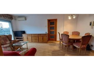 Flat in Ca n'Aurell. Piso en muy buen estado frente al parque de st jordi