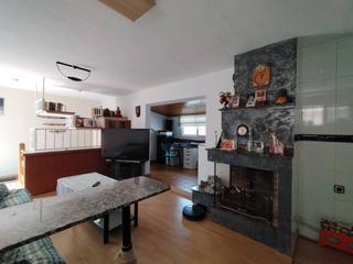 Maison à Egara. Casa de dos viviendas independientes con garaje y bodega