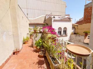 Semi detached house in Ca n'Aurell. Encantador chalet con local comercial