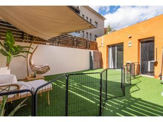 Casa adosada en Roc Blanc. Seminueva de 3 habitaciones, terraza de 48 m y zona comunitaria