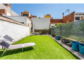 Casa  Calle ample. Casa adosada reformada con estilo, gran patio y lista para entra