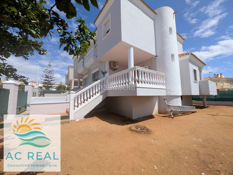 Foto 2d4e8f9f-9f2f-4416-a2e2-f173adf09ac5. Casa aparellada amb aparcament a Ayamonte ciudad Ayamonte