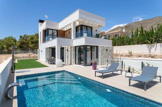 Chalet en Golf Bahía. Sensacional villa de lujo rodeada de naturaleza y mar en finestr