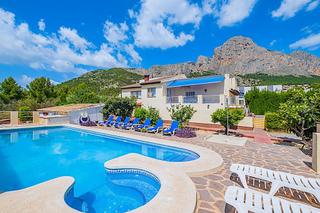 Casa en Polop. Excepcional villa de lujo con espléndidas vistas a la montaña en