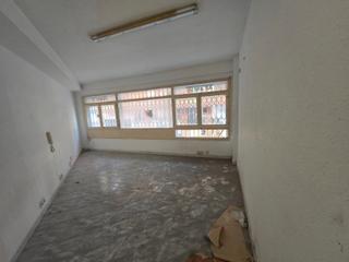 Oficina  Carrer de jaume fabra 3. Oficina de 30 m2 en venta junto paralel, exterior y agradable