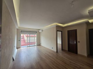 Pis  Carrer de begur. Piso alto y soleado de 3 habitaciones, baño y aseo en el corazón