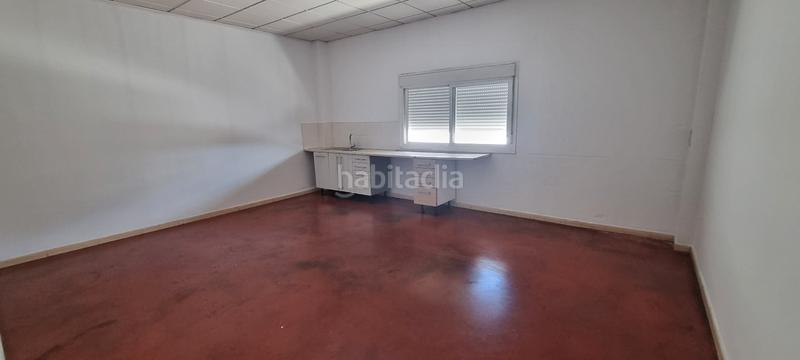 Foto 1ababdf6-d3c1-416c-9d69-8c875fab6928. Alquiler nave industrial nave para entrar, grande, alta, con instalaciones, porton 5x5 en Borox