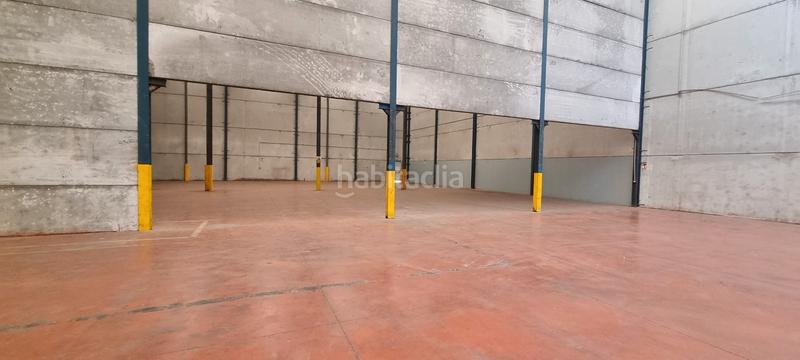 Foto c045357a-678f-402f-af32-1a42b8fa9499. Alquiler nave industrial nave para entrar, grande, alta, con instalaciones, porton 5x5 en Borox
