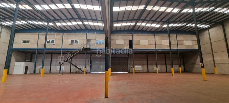 Foto fb50afe8-c4cb-47bb-a375-ad8d159819cc. Alquiler nave industrial nave para entrar, grande, alta, con instalaciones, porton 5x5 en Borox