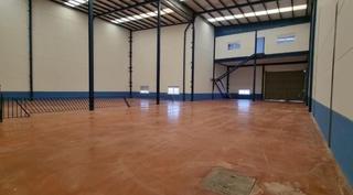 Lloguer Nau industrial  Calle seseña. Nave grande, con mucha altura, con porton de 5x5, con patio espe