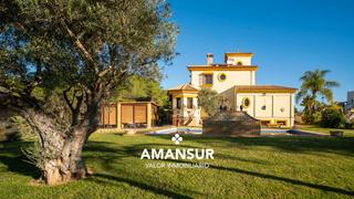 Chalet  Avenida del almendro. Villa excepcional con vistas al campo de golf