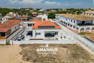 Chalet  Calle barlovento. Casa en 1ª línea de playa en punta umbría