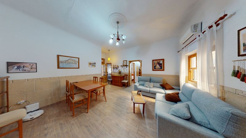 Foto b1a29672-389f-4d51-8bdb-6649b272e772. Casa amb aparcament a Campello Pueblo Campello (el)