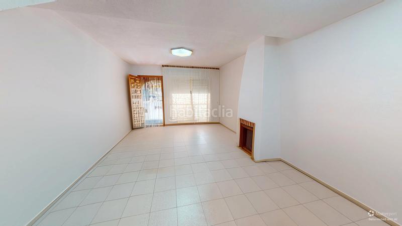 Foto 71b19b75-31da-4e6e-ab8f-e0a2d92fad31. Casa adossada a carrer d'oriola 2 a Pueblo Acantilado-Lanuza Campello (el)