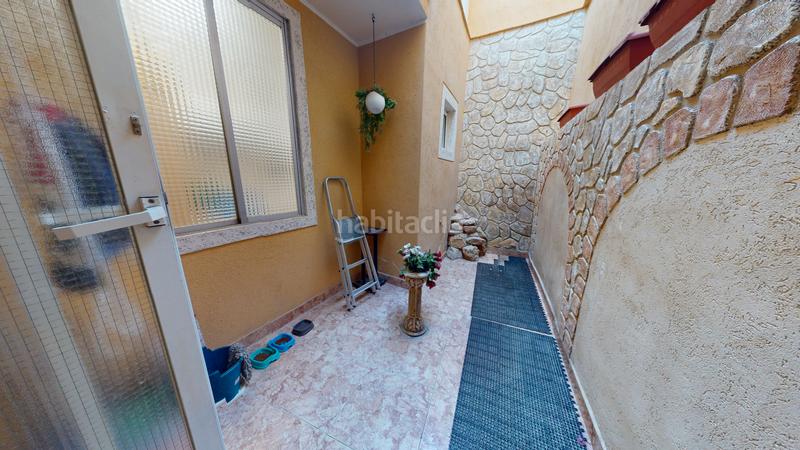 Foto 0c219d56-6762-4f98-a096-7b909accf96d. Casa aparellada amb xemeneia a Centro San Juan de Alicante