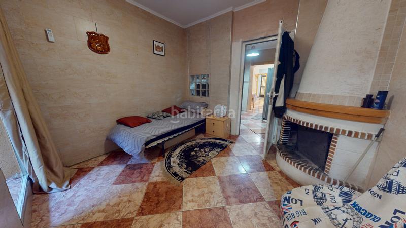 Foto a9238acb-3921-43bd-af57-23f032e00877. Casa aparellada amb xemeneia a Centro San Juan de Alicante