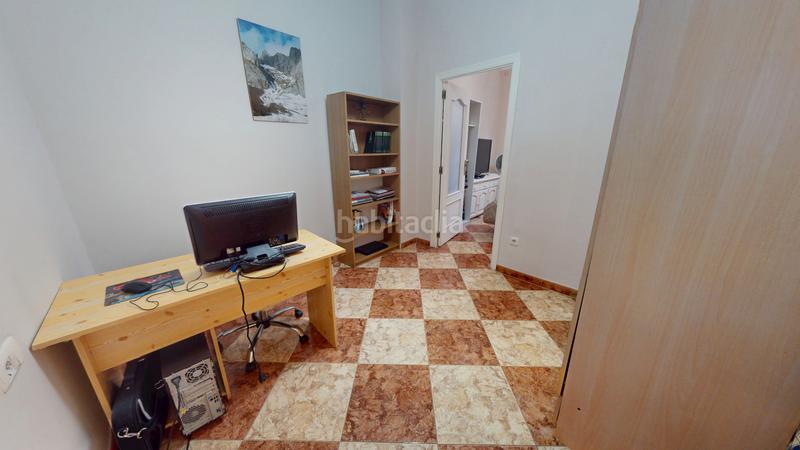 Foto b62e6e31-3612-465d-ad84-e9e1640cf382. Casa aparellada amb xemeneia a Centro San Juan de Alicante