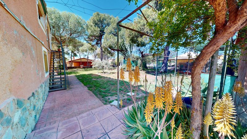 Foto 15d01793-9aa7-47d6-b94b-89af5a98e872. Xalet amb aparcament piscina a Busot