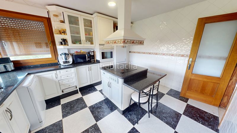 Foto 8819e122-0caf-4899-8879-bd67d66bba68. Xalet amb aparcament piscina a Busot