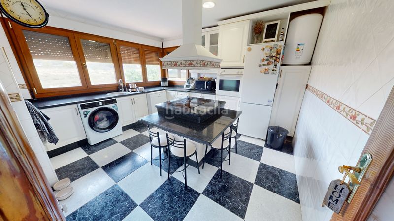 Foto f93a7894-a1a2-4a7b-938f-fb44db0a26b2. Xalet amb aparcament piscina a Busot