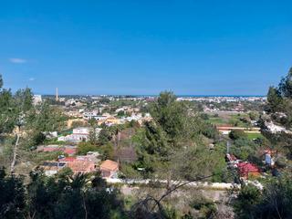Terreny residencial a La Pedrera-Vessanes. Parcela urbana con vistas al valle, montañas y al mar en denia.