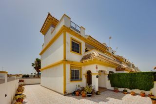 Chalet in Zona Carrefour - Urbanizaciones. Chalet de 3 dormitorios y piscina comunitaria en torrevieja