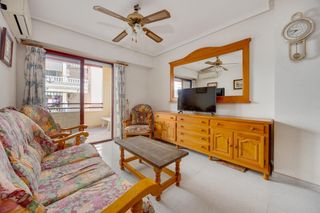 Apartament  Avenida habaneras 64. Gran piso de 4 dormitorios y dos baños en el corazón de torrevie