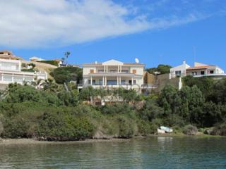 Chalet à Cala Llonga-Sa Mesquida. Villa de lujo en primera línea de mar en cala llonga, mahón.