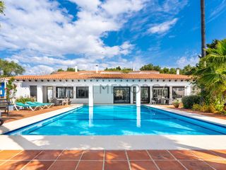 Chalet en Sant Climent-Es Canutells. Exclusiva villa de 7 dormitorios con piscina en binixica