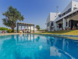 Chalet en Binibèquer. Chalet con piscina en venta en binibeca vell
