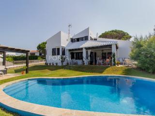 Xalet a Binibèquer. Chalet en venta con piscina y licencia turística
