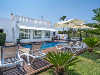 Chalet in Cala d´En Bosch-Serpentona. Chalet con piscina y licencia turística en calan bosch