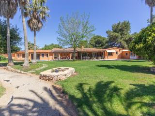 Masía en Llucmaçanes. Casa de campo con piscina en venta en mahón