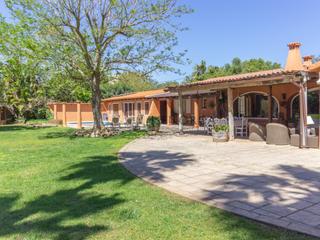 Masía en Llucmaçanes. Casa de campo con piscina en venta en mahón