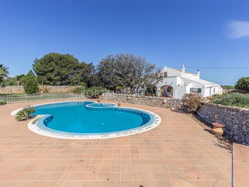 Foto fb73b1eb-5b1d-4746-8f11-9f543ed8eb8e. Masía en santa rita pol 2 parcela 40 casa de campo con piscina en venta , menorca en Sant Lluís