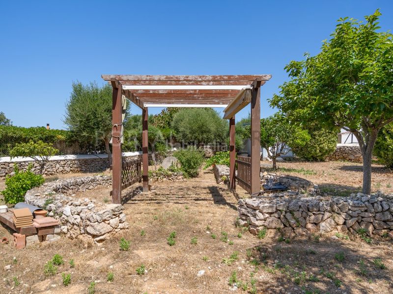 Foto a342c30a-e8c5-4fad-9332-c1297f415694. Masia amb aparcament piscina a Alaior poble Alaior