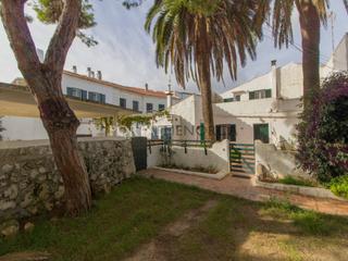 Casa a Sant Lluís-S´Ullestrar-Torret. Casa antigua con patio y garaje en venta en sant lluís