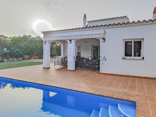 Xalet a Binibèquer. Chalet con piscina en venta en binibeca nou