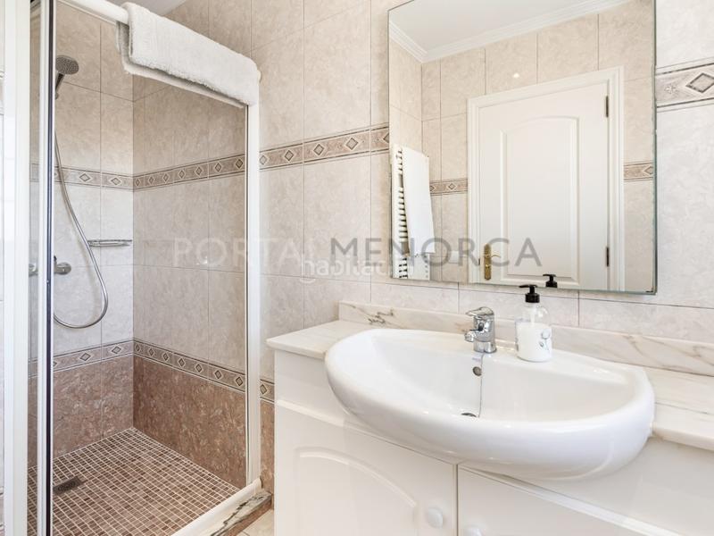Foto 0cbb78d6-53ba-4f53-8882-fad440d532b5. Xalet amb calefacció aparcament piscina a Port d´Addaia Es Mercadal