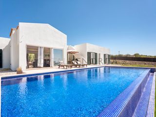 Chalet in Binibèquer. Chalet de reciente construcción con vistas al mar en torret de b