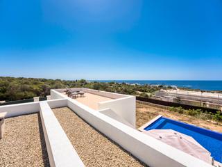 Xalet a Binibèquer. Chalet de reciente construcción con vistas al mar en torret de b
